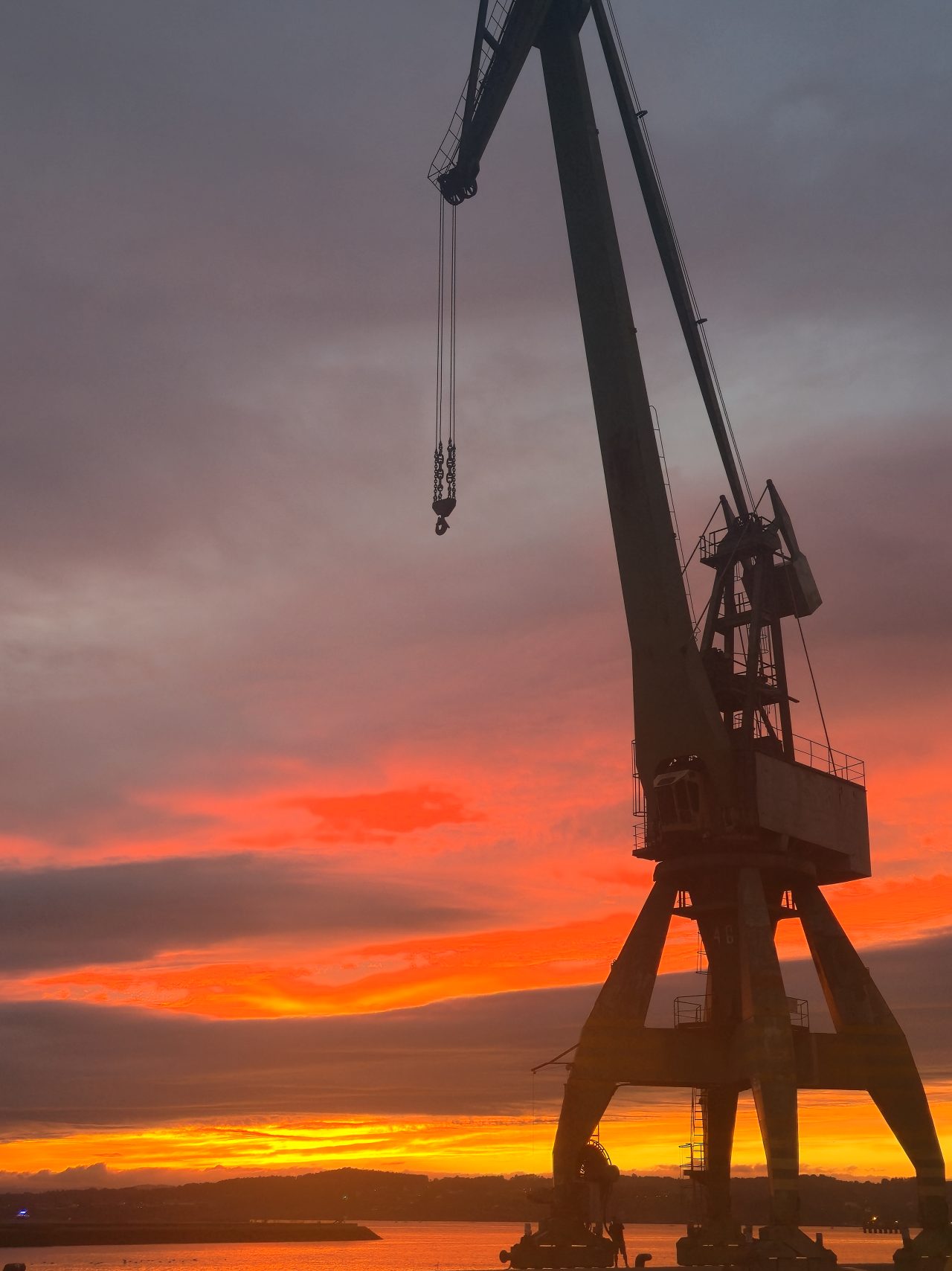 Crepúsculo industrial en el puerto